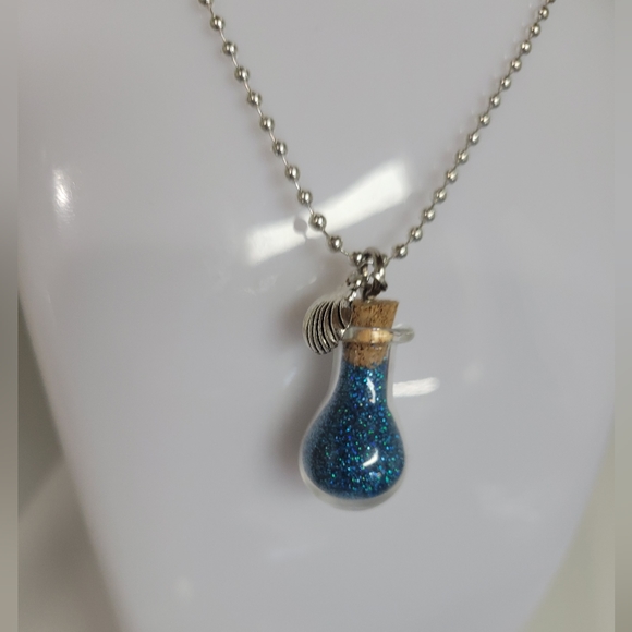 TEAL HOLOGRAPHIC glitter pixie fairy dust necklace with small shell charm. - Picture 4 of 6